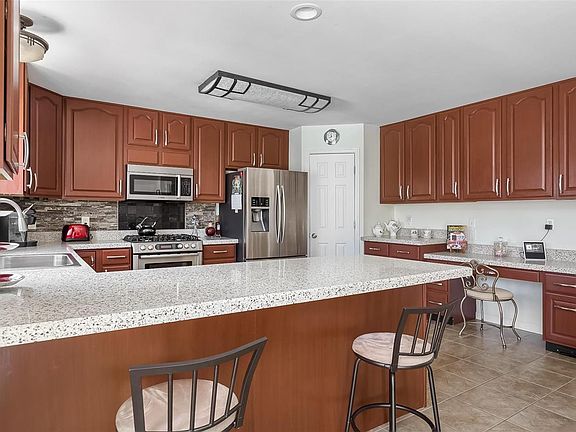 Beautiful granite countertops accent the breakfast bar and planning desk area. Custom 42" cabinets with decorative hardware, nic