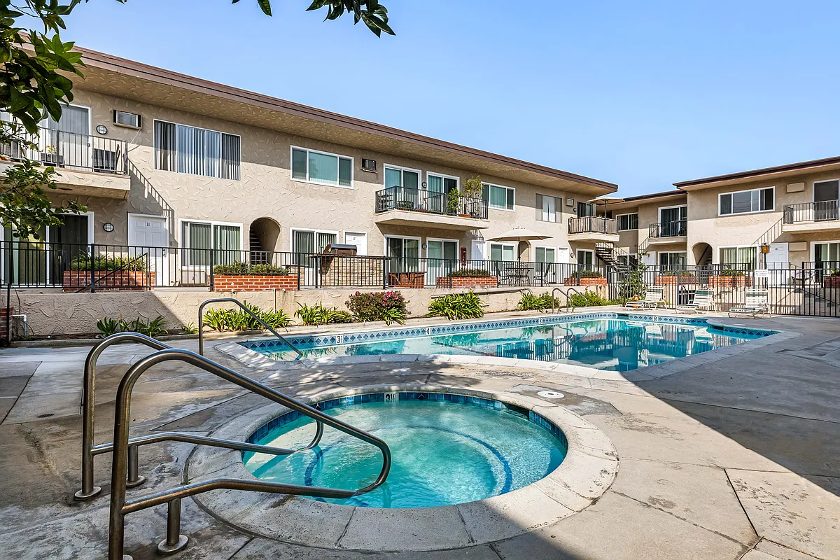 Year-round heated spa - Vida Elegante Apartments