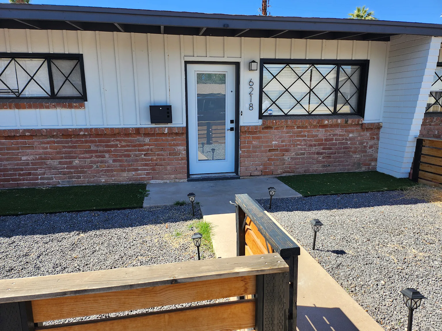 907 E Claremont St — Photo 1