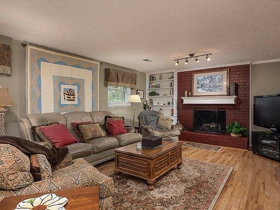 4th image of 917 Montavesta Cir