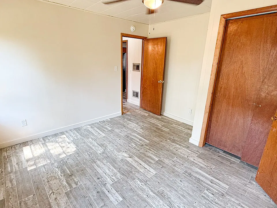 1104 E Main St