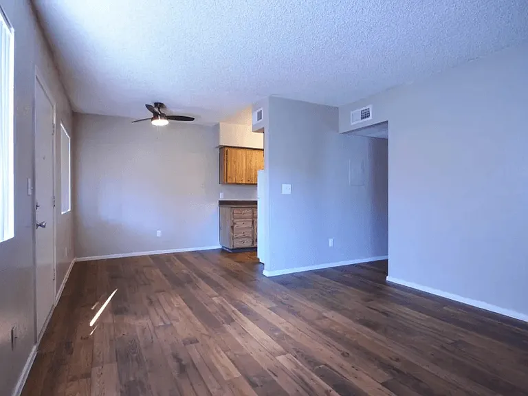 Gilbert Square Apartments — Photo 9
