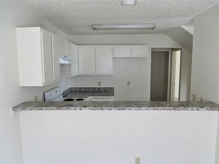 2217 Katy Ln — Photo 5