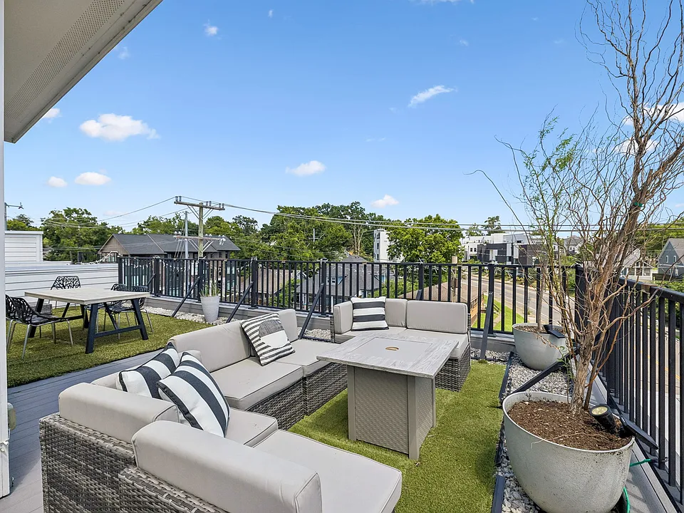 347 Douglas Ave #201