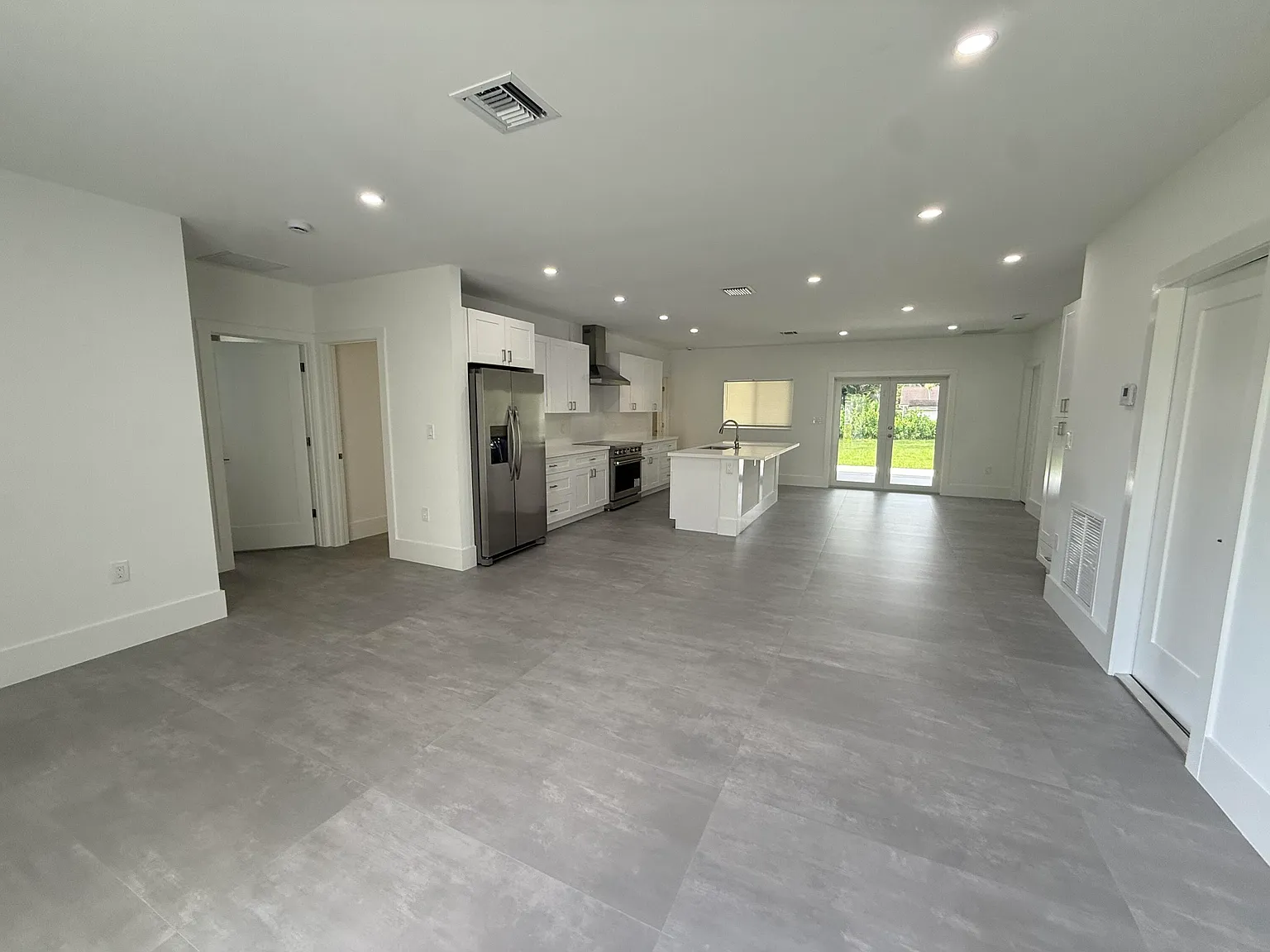4 bed, 3.0 bath, 1794 sqft, $4,600 — Photo 2