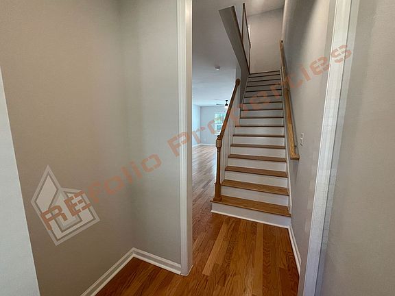 3rd image of 616 Rush St