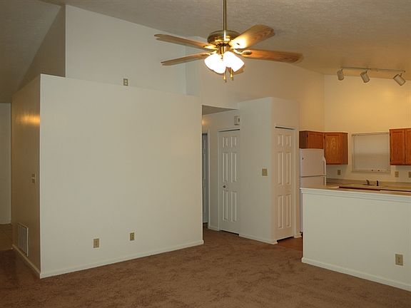 4th image of 715 Rose Ln