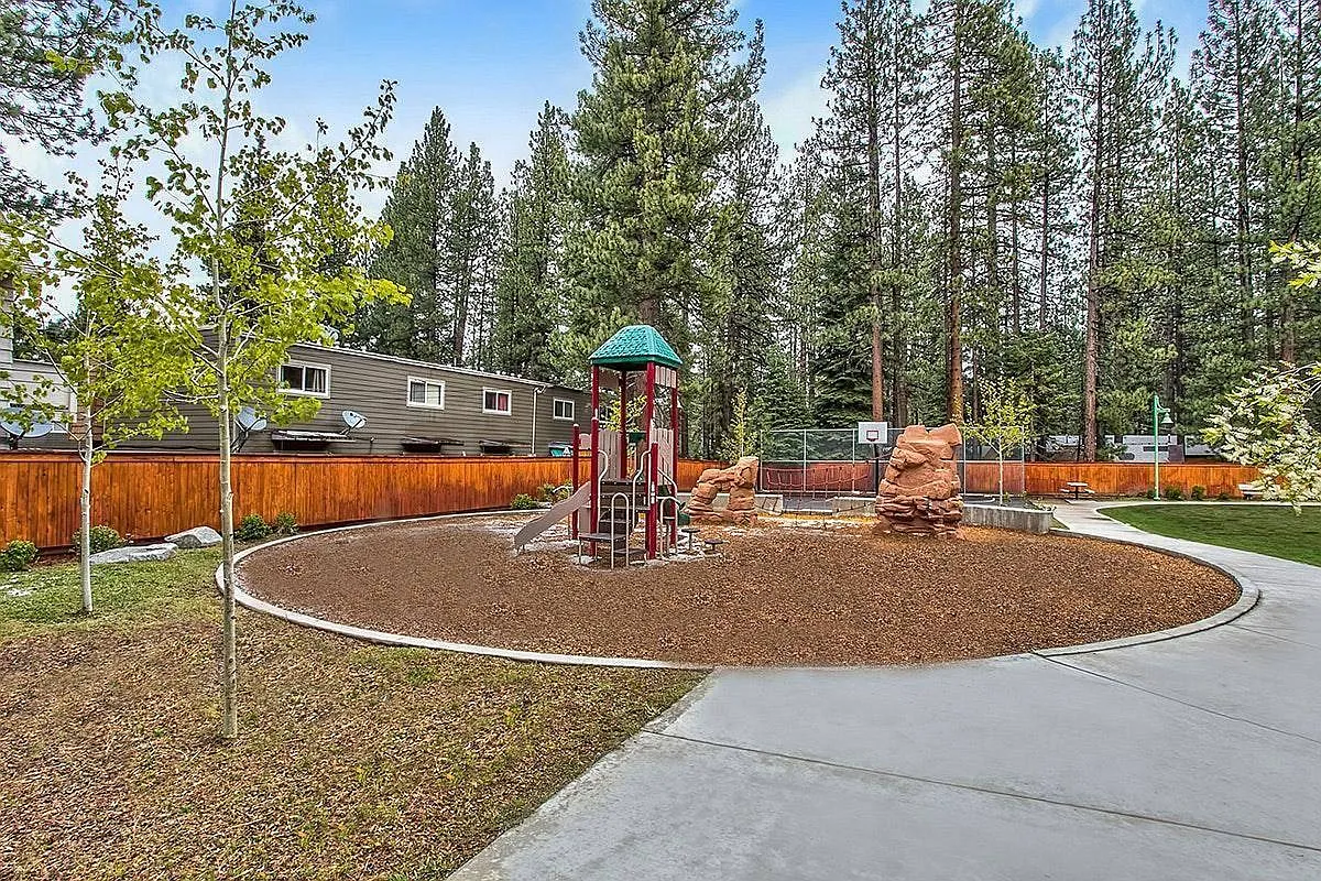 Bonanza Ave, South Lake Tahoe — Photo 3