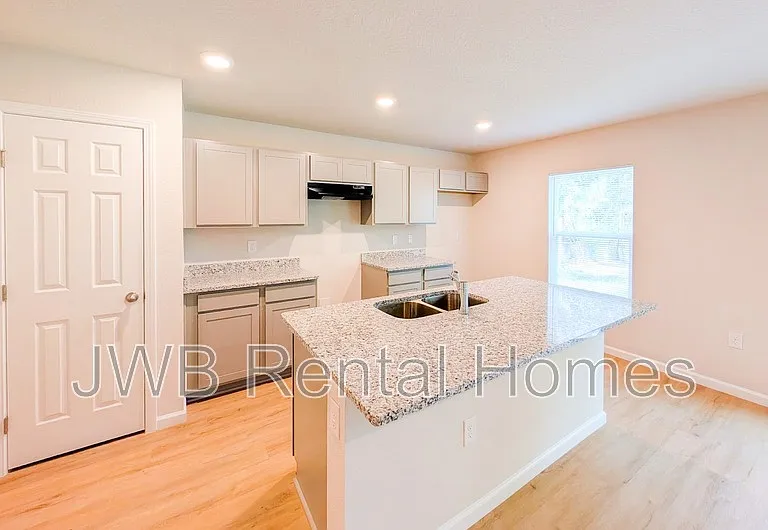 3267 Broadway Ave — Photo 2