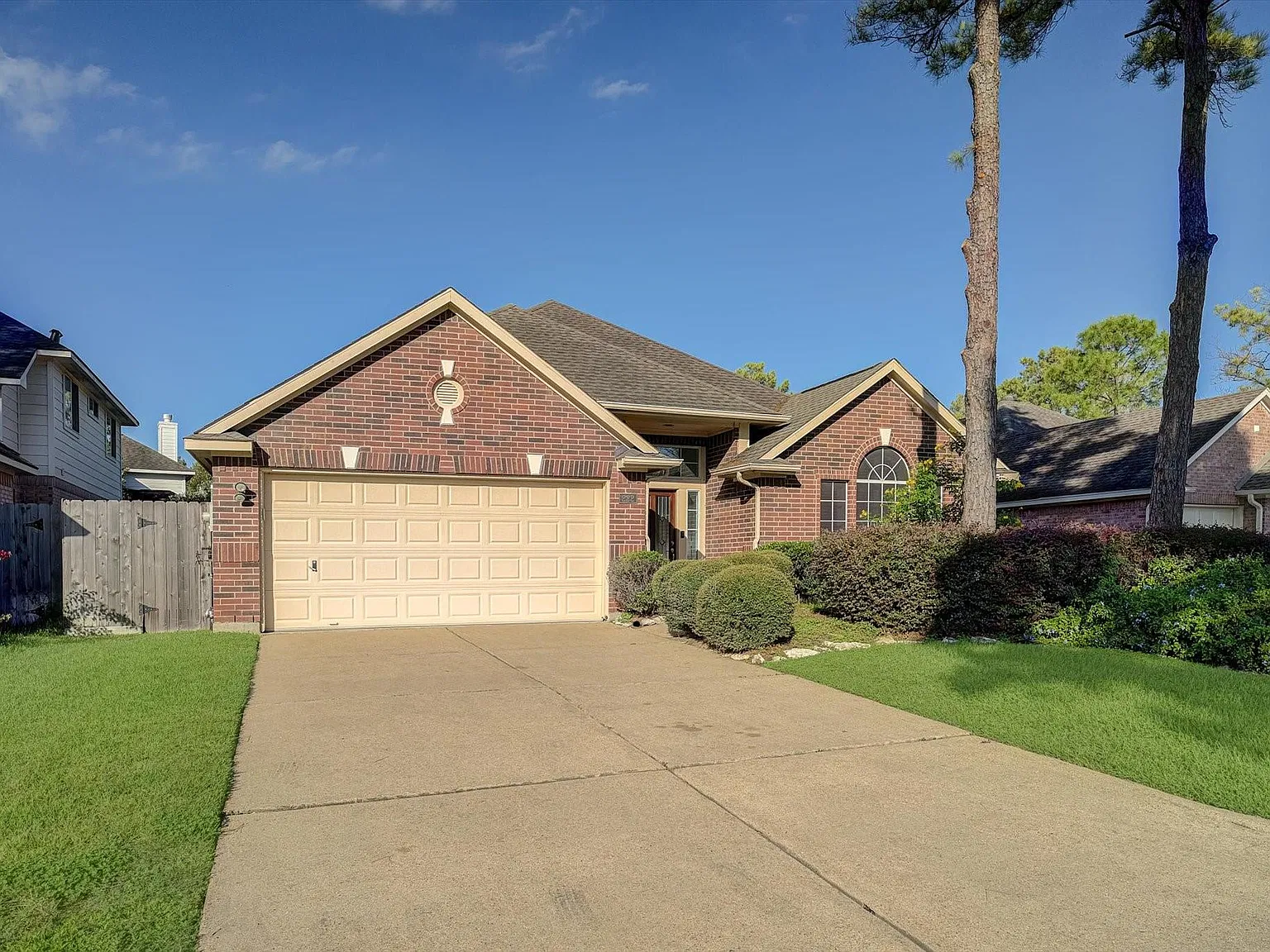 3 bed, 2.0 bath, 2349 sqft, $2,785 — Photo 2