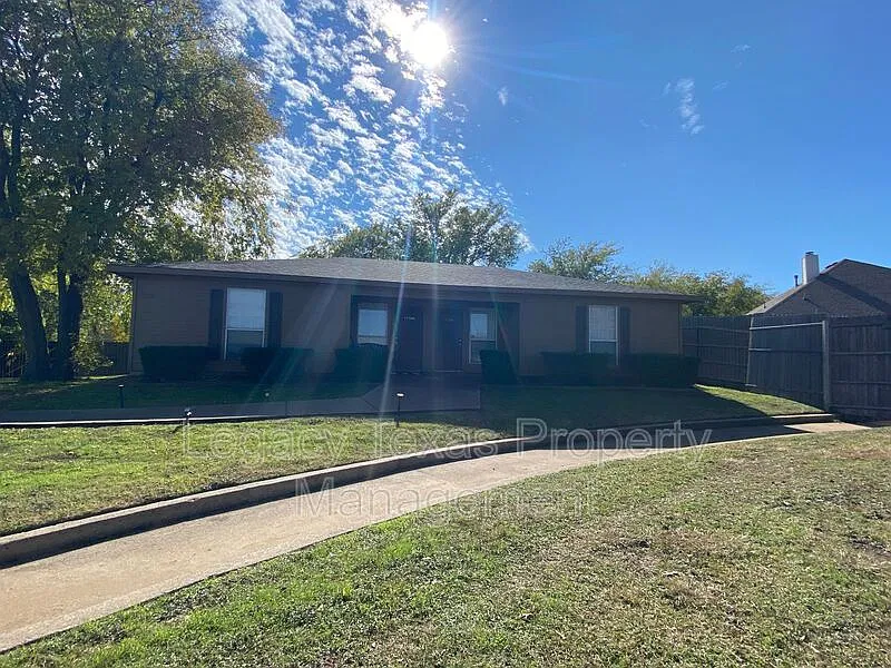 2 bed, 1.0 bath, 735 sqft, $1,100 — Photo 1