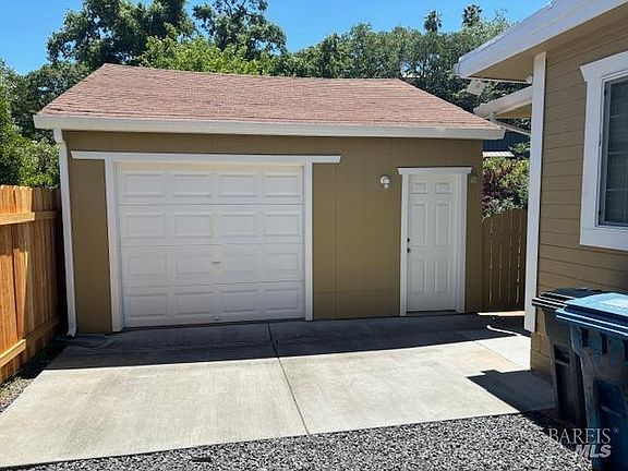 3rd image of 537 Redwood Avenue