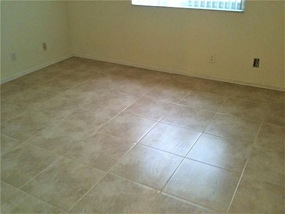 4th image of 300 Gardens Dr APT 203
