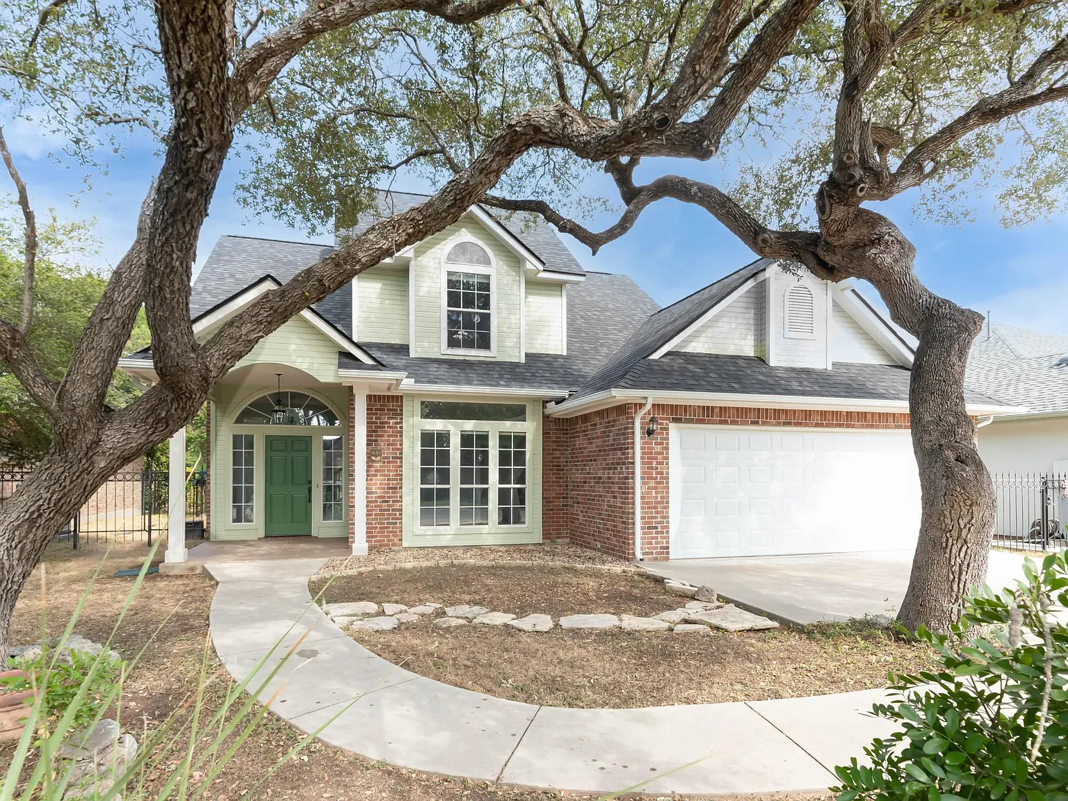 641 Evergreen Ln — Photo 1