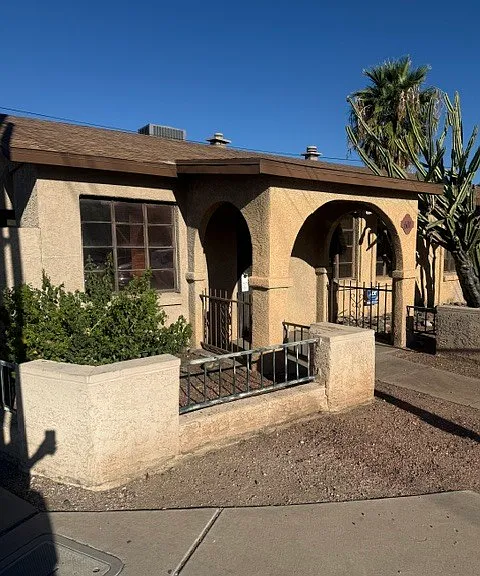 601 N Swan Rd — Photo 2