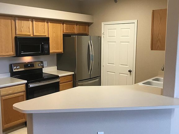 Kitchen w/ Breakfast Bar