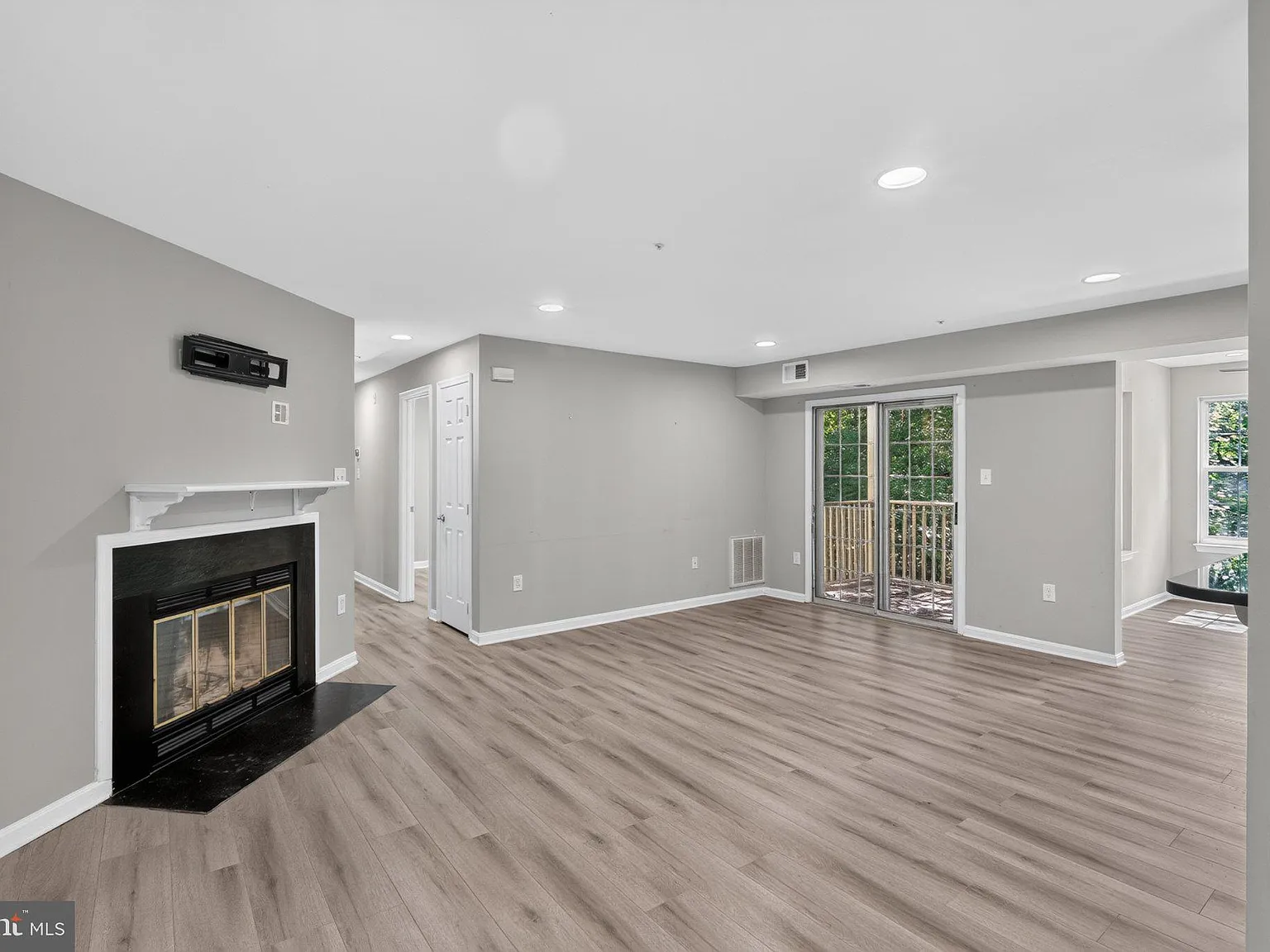 2 bed, 2.0 bath, 1024 sqft, $2,350 — Photo 2