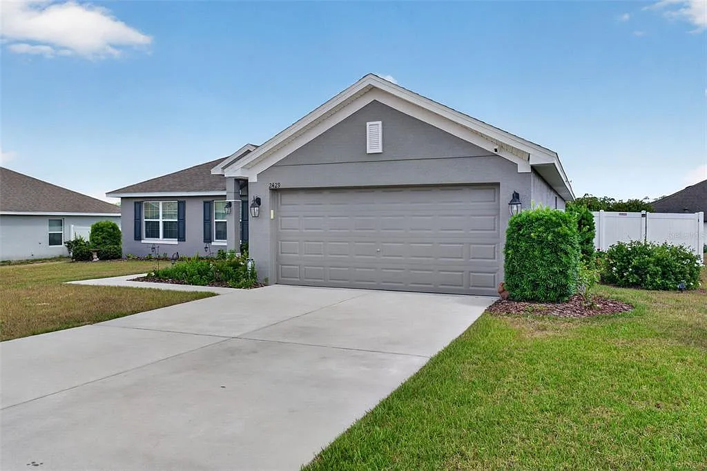 4 bed, 2.0 bath, 1858 sqft, $1,995 — Photo 3