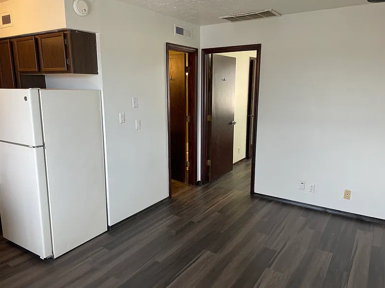 Renovated 2nd Floor Nob Hill 1 Bedroom w/ Ref Air & Balcony! — Photo 5