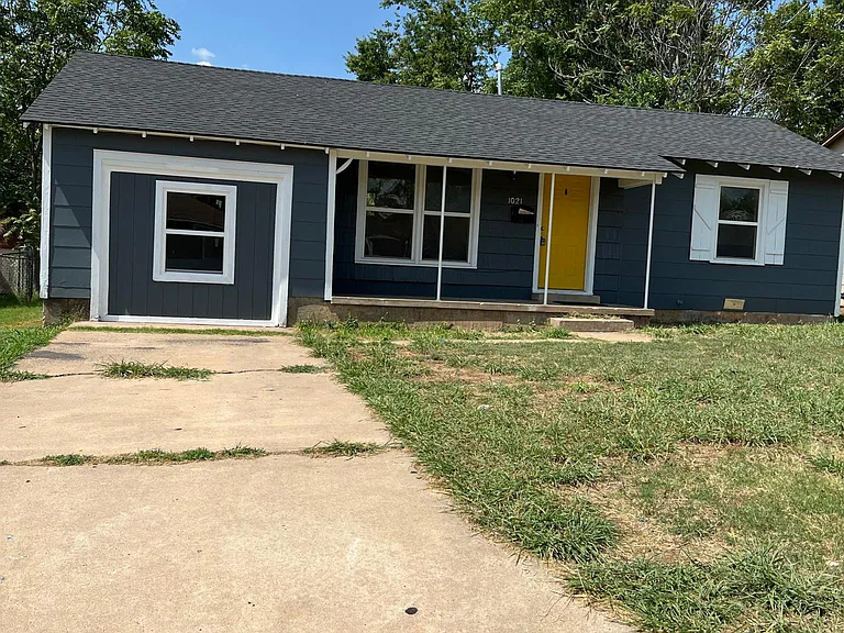 1021 Holly Ln — Photo 1