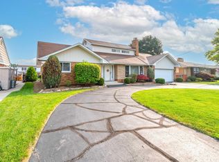 22507 Lakecrest St, Saint Clair Shores, MI 48081