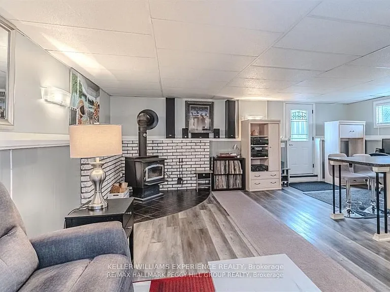 283 James St E — Photo 3