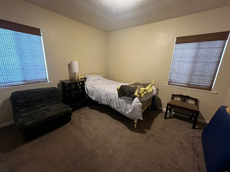 Bedroom availablle for rent