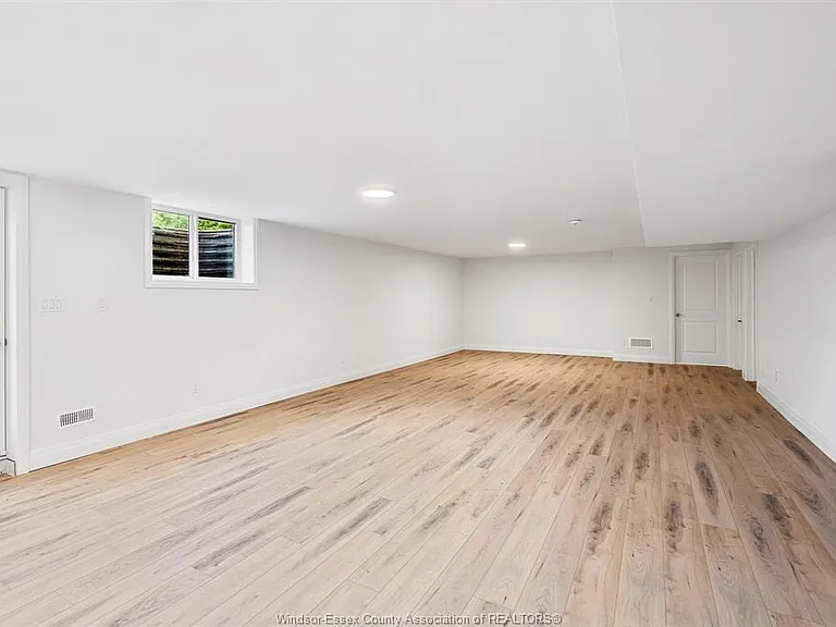 253 Livingstone Cres — Photo 10
