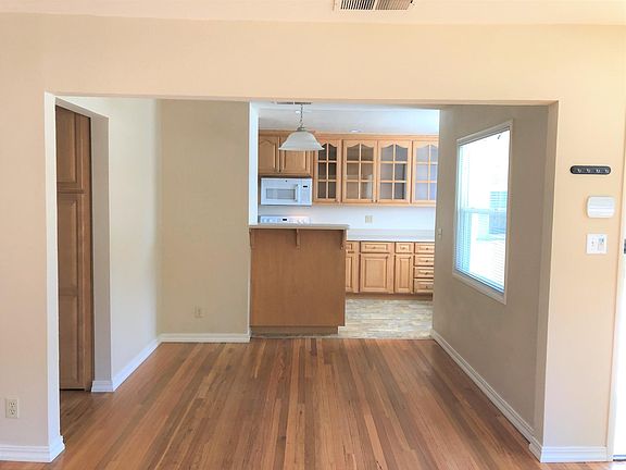 4th image of 865 W Washington Ave