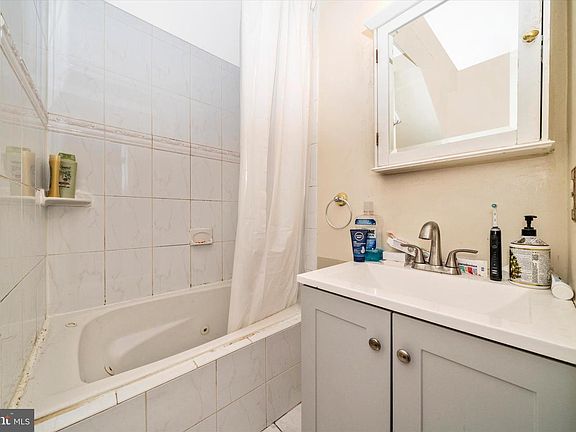 5th image of 3034 S Dakota Ave NE
