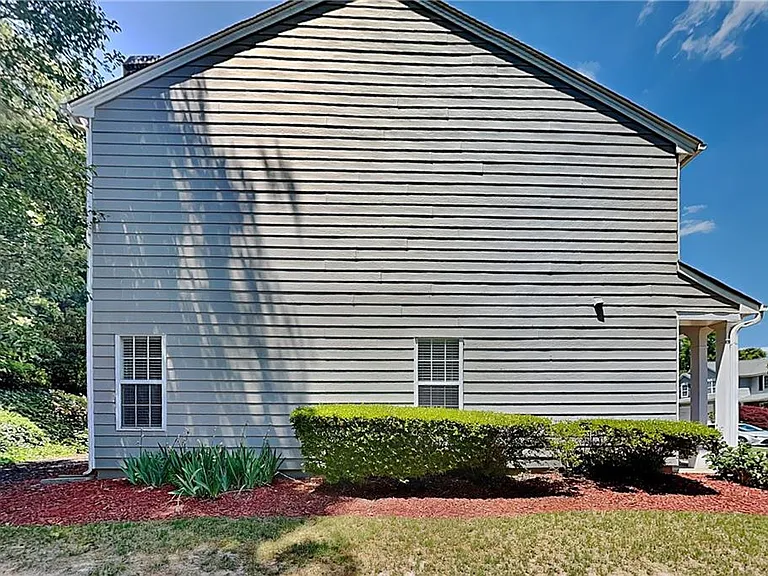 1045 Winthrope Chase Dr — Photo 17