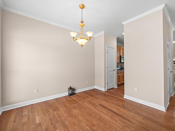 5th image of 842 Queen City Cres