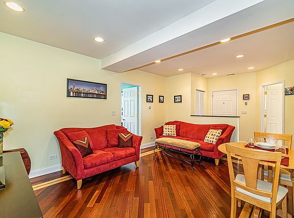 3rd image of 3215 1/2 N Francisco Ave #3W