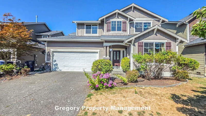 3 bed, 2.5 bath, 2498 sqft, $3,400 — Photo 2