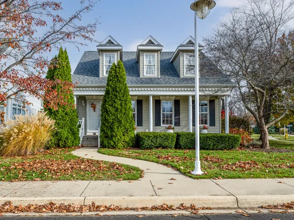 413 Edgewater Dunes Pkwy, Saint Joseph, MI 49085