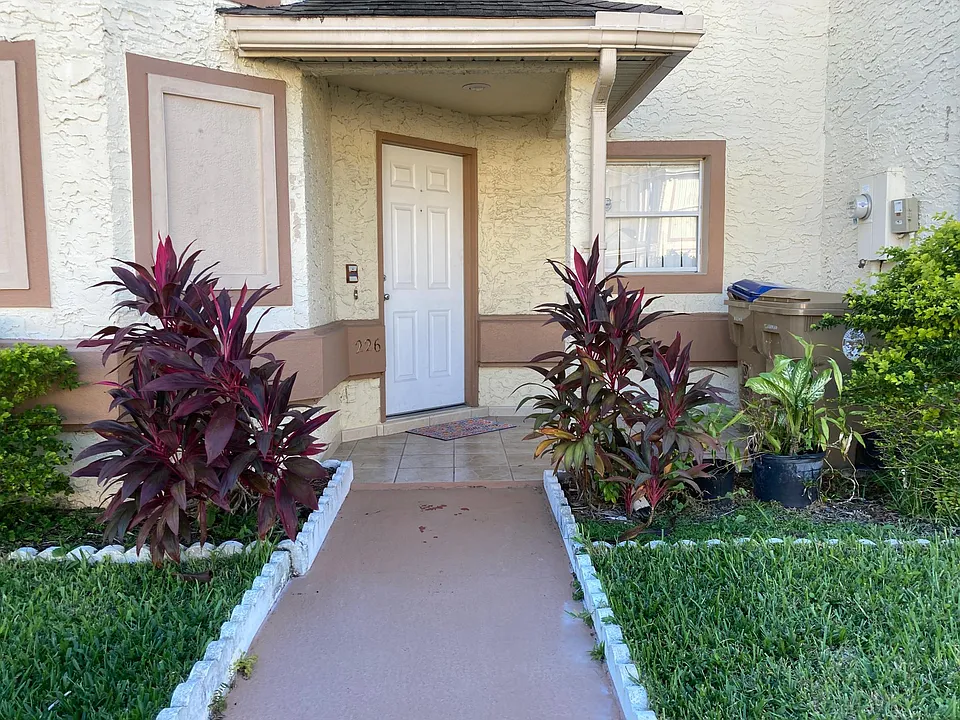 226 Dawn Ct