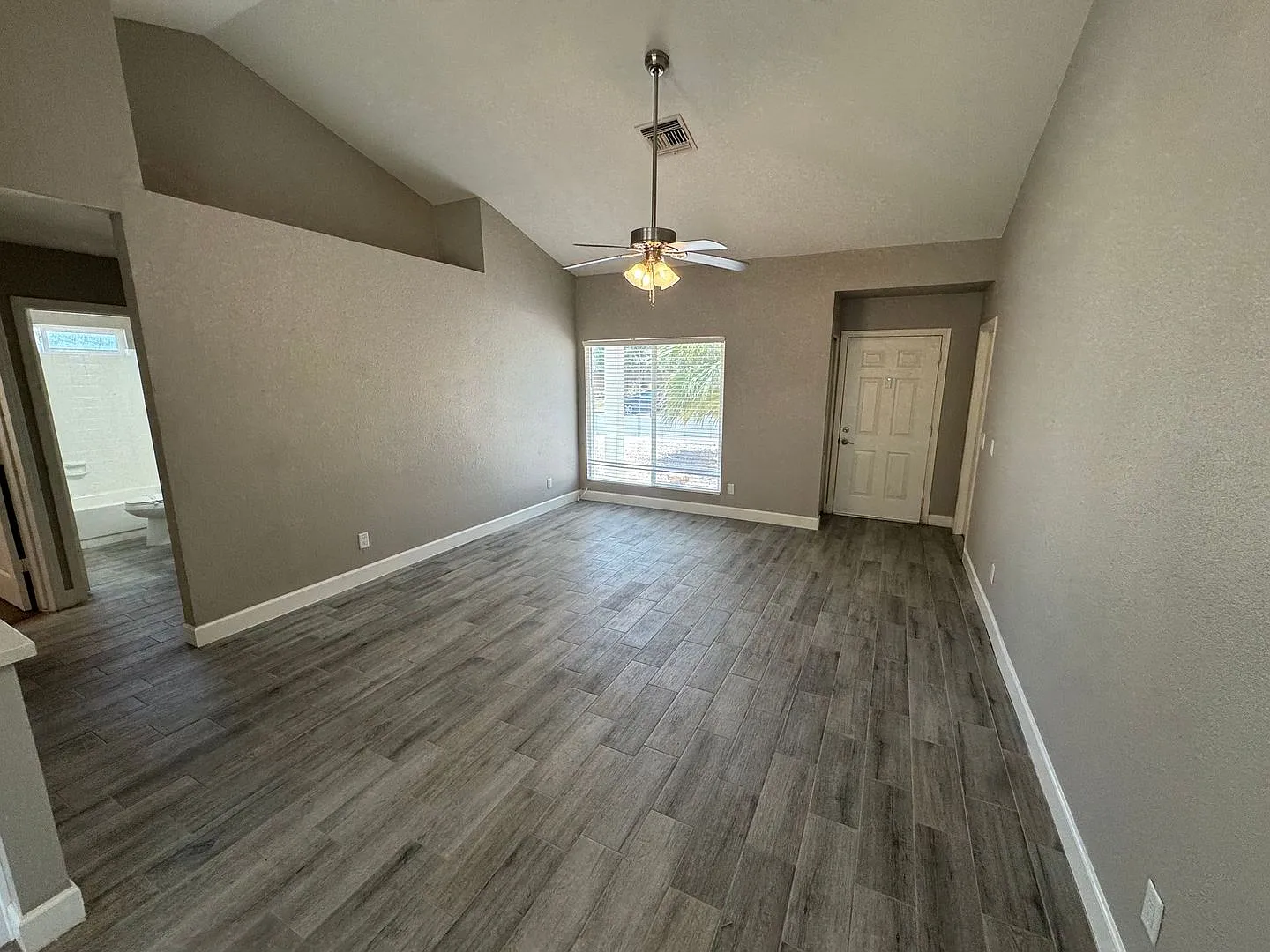 Stunning 3-bedroom, 2-bathroom home located in the highly sought-after city of Chandler, AZ. — Photo 2