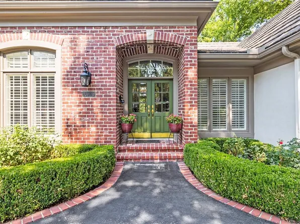 16740 S Village Dr, Village Of Loch Lloyd, MO 64012
