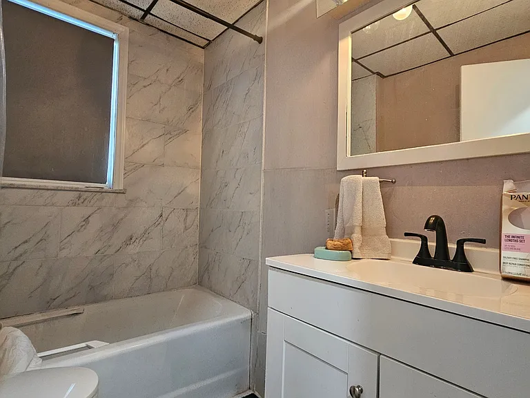 Updated full Bathroom