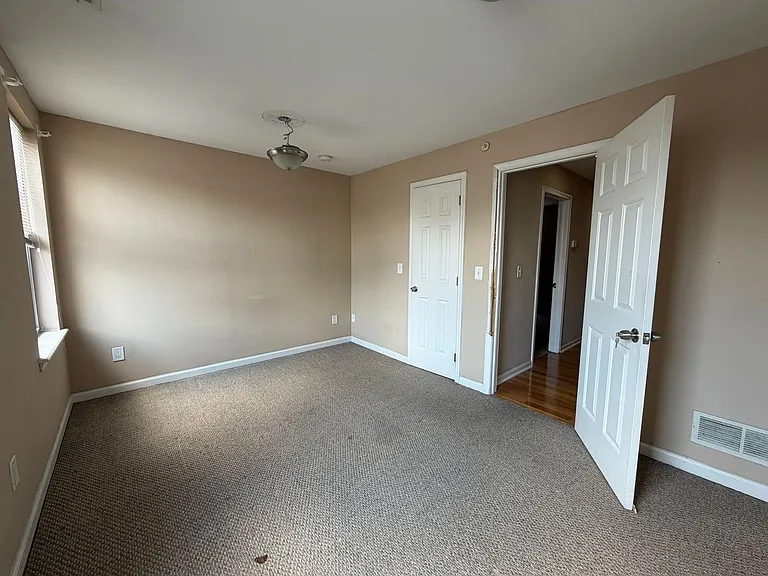1725 W Berks St — Photo 13