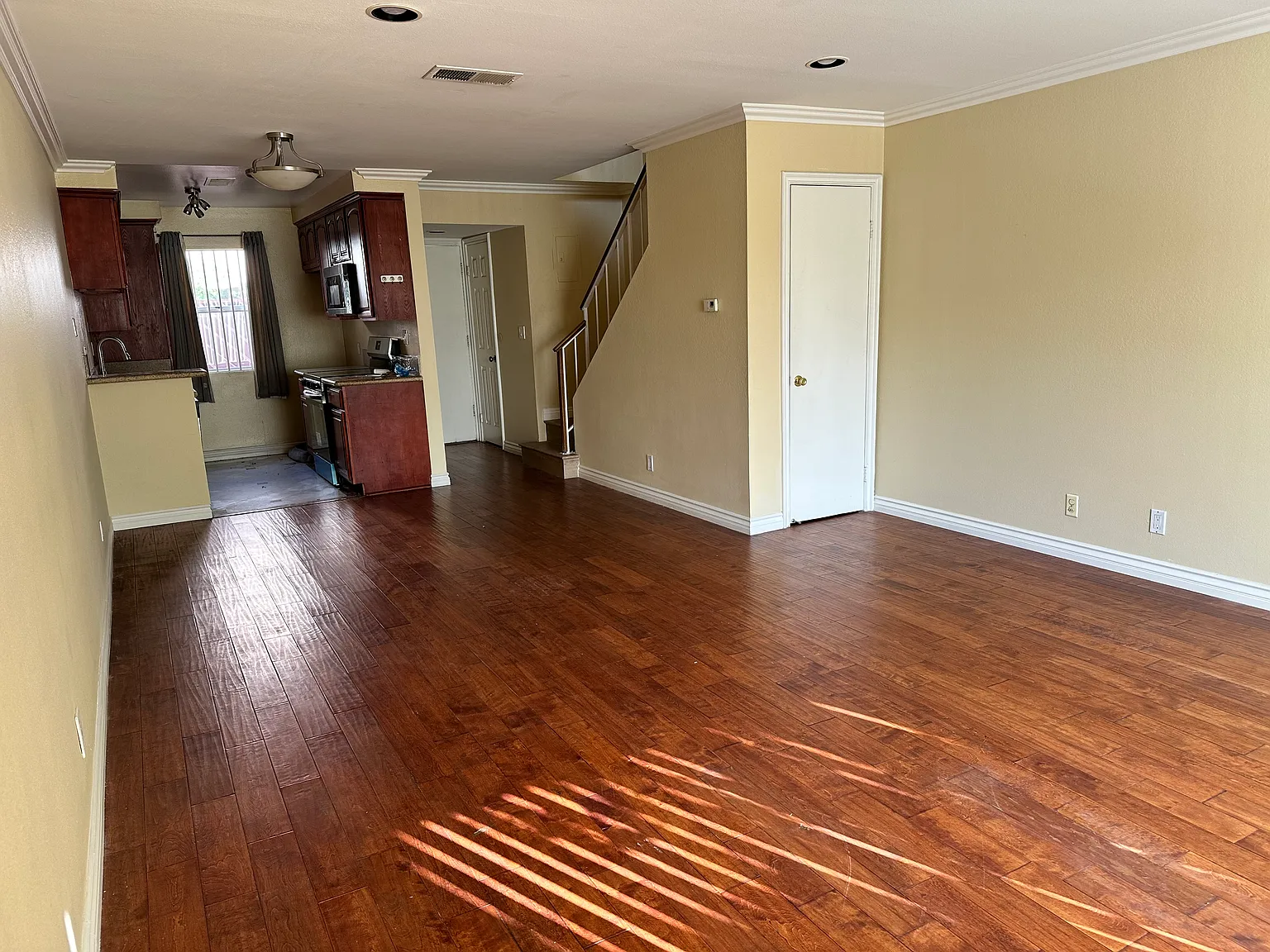 2 bed, 1.5 bath, 970 sqft, $2,500 — Photo 2