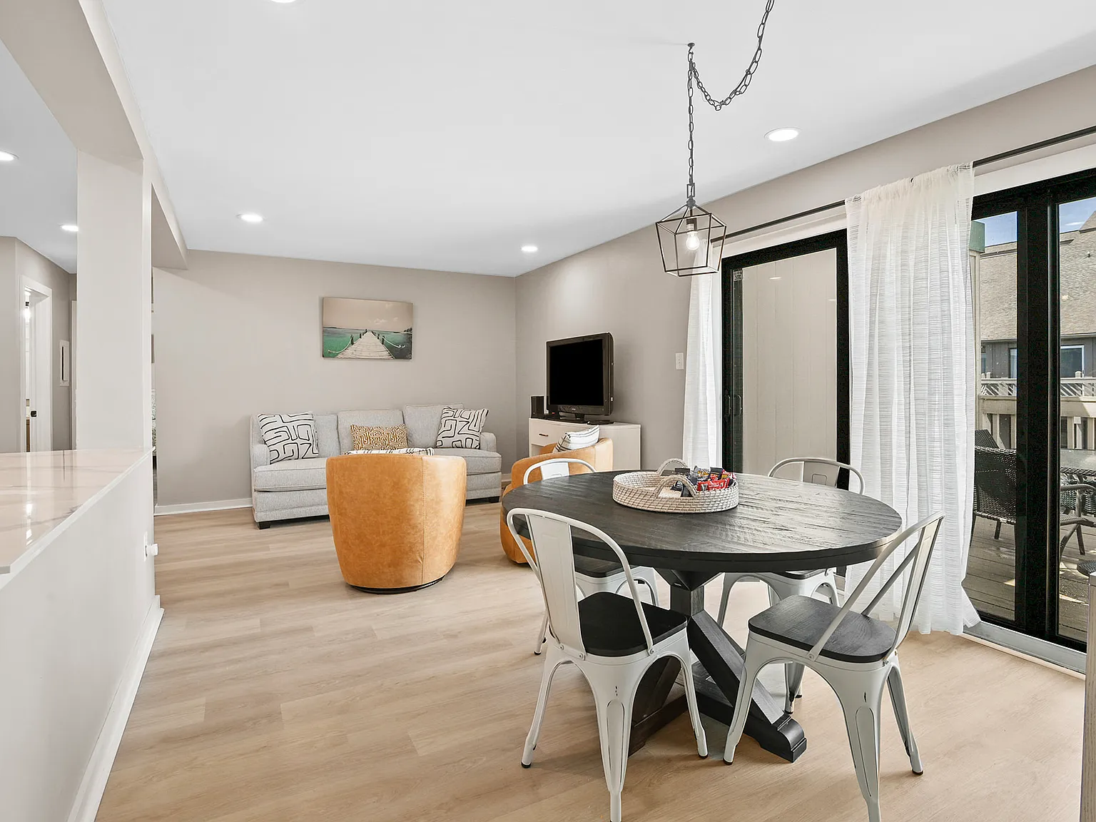 2 bed, 924 sqft, $2,400 — Photo 2