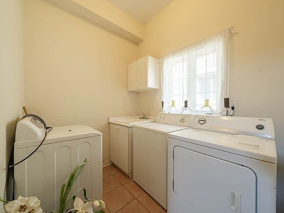 3rd image of 1450 Derby County Cres