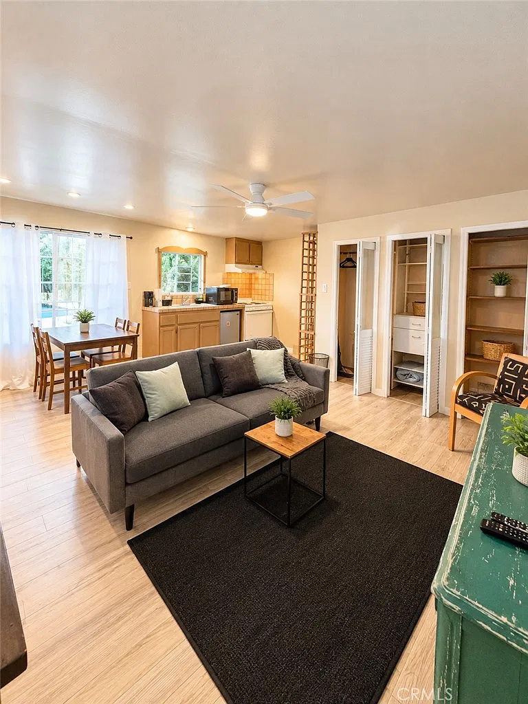 1 bed, 2916 sqft, $2,200 — Photo 3