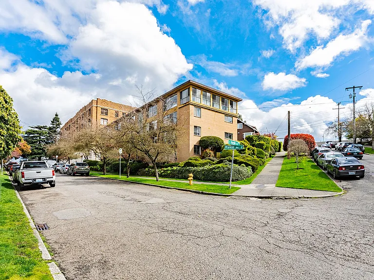 Hamlin Place — Photo 3