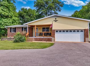 2915 Ozark Dr, Saint Louis, MO 63122
