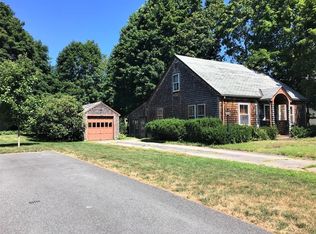 4 Metacomet St, Medfield, MA 02052