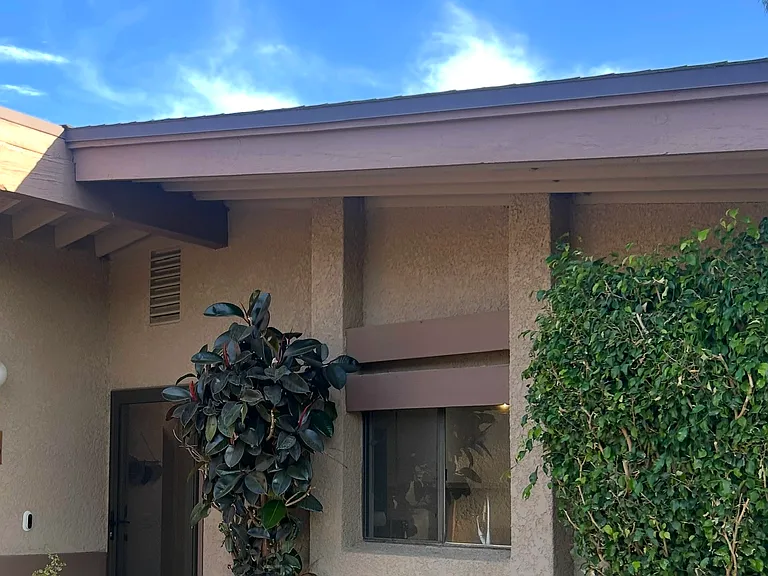 Front of the condo. There is a nice metal screen door for both security and to let natural light and a cross breeze in.