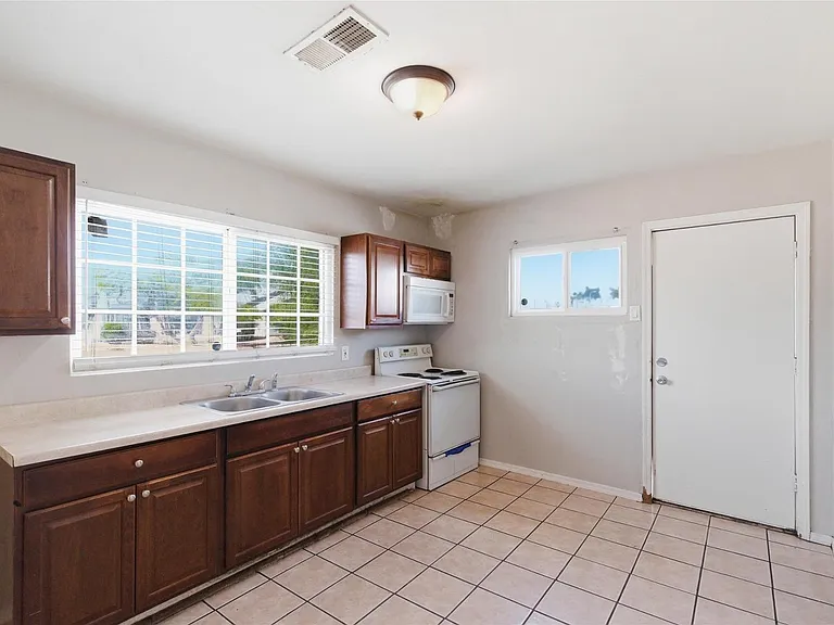 2609 W Morten Ave #1 — Photo 7