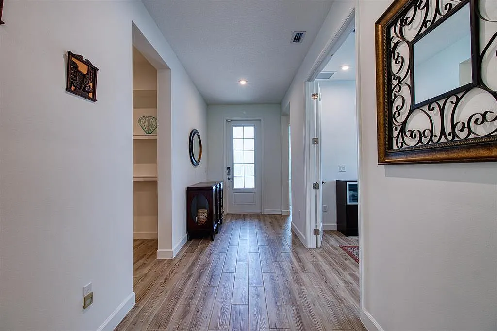 3 bed, 2.0 bath, 2080 sqft, $3,500 — Photo 4